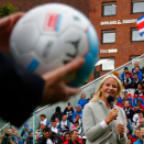 29. august: Kronprinsesse Mette-Marit åpner verdensmesterskapet i gatefotball for hjemløse på Rådhusplassen i Oslo. Foto: Heiko Junge, NTB scanpix
